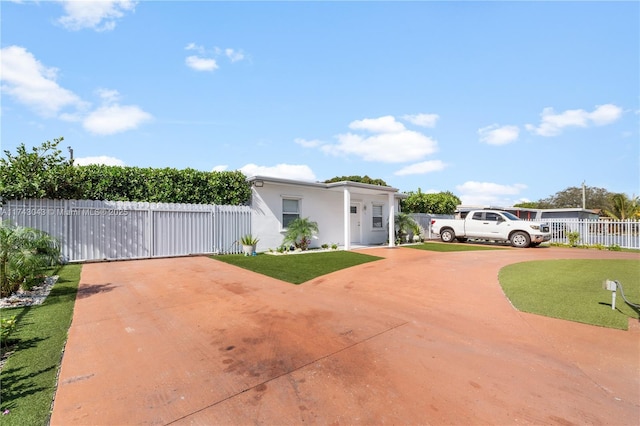 view of front of house featuring a front yard