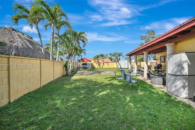 view of yard featuring a storage unit