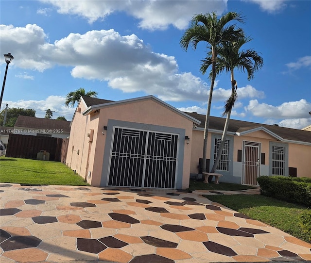 view of front of house featuring a patio