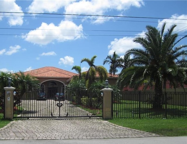 view of front of property with a front yard