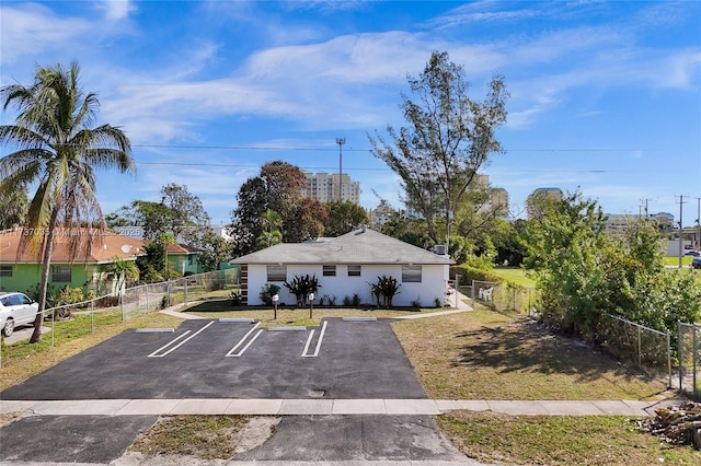 view of front of property featuring a front lawn