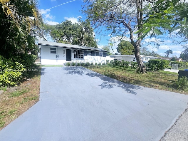 single story home with a front lawn