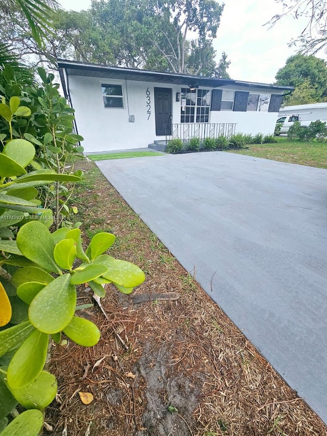 view of front facade featuring stucco siding