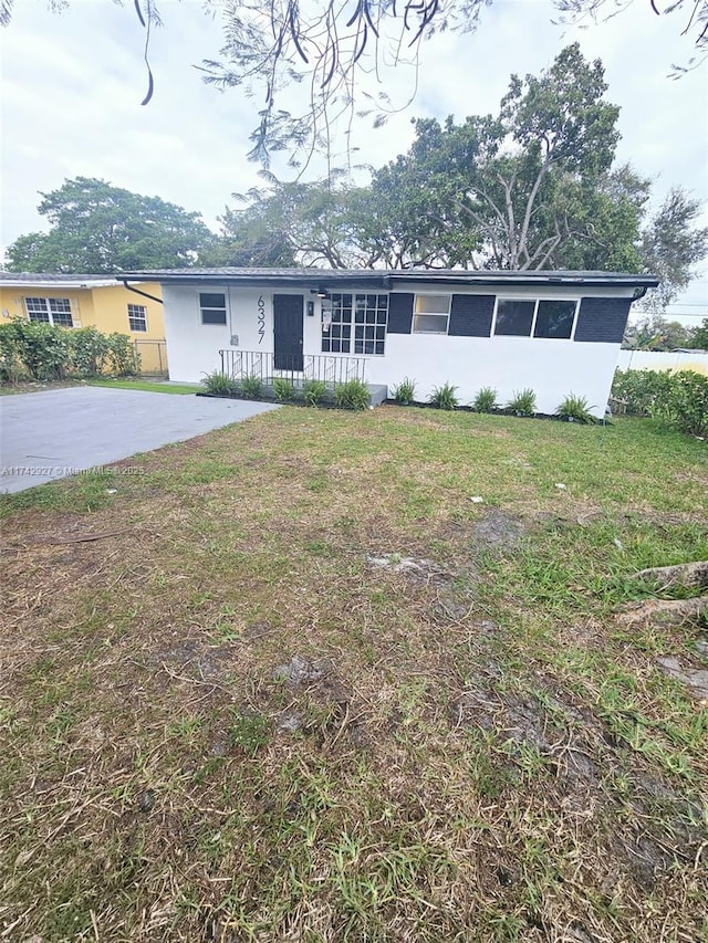 view of front of house featuring a front lawn and stucco siding