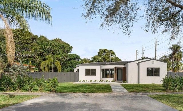 view of front of home featuring a front yard