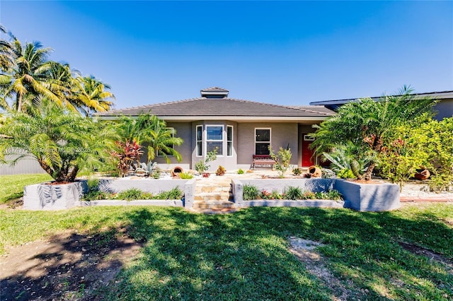 view of front of property featuring a front yard