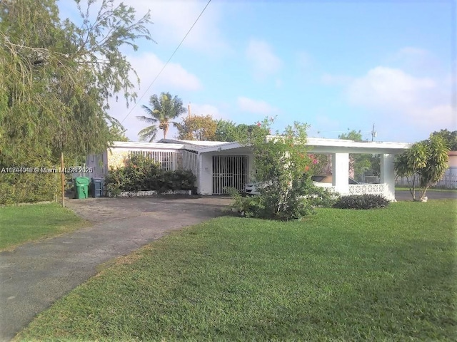 view of front facade with a front yard