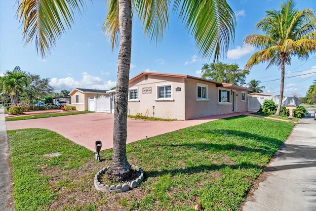 view of front of house featuring a front yard