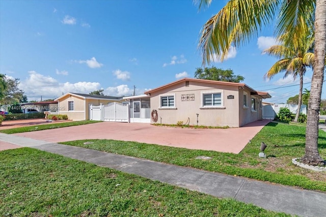 view of front of property featuring a front lawn