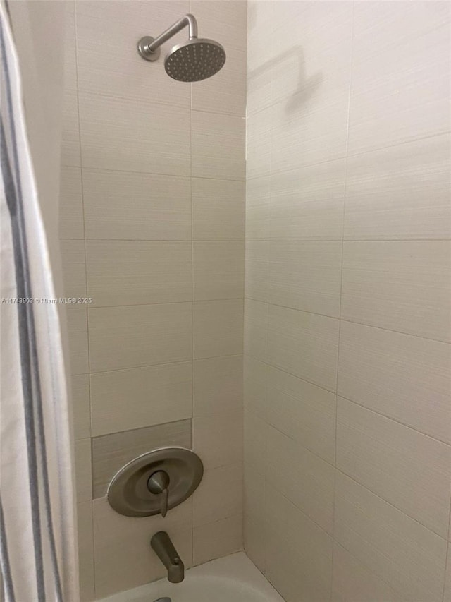 bathroom featuring shower / tub combo