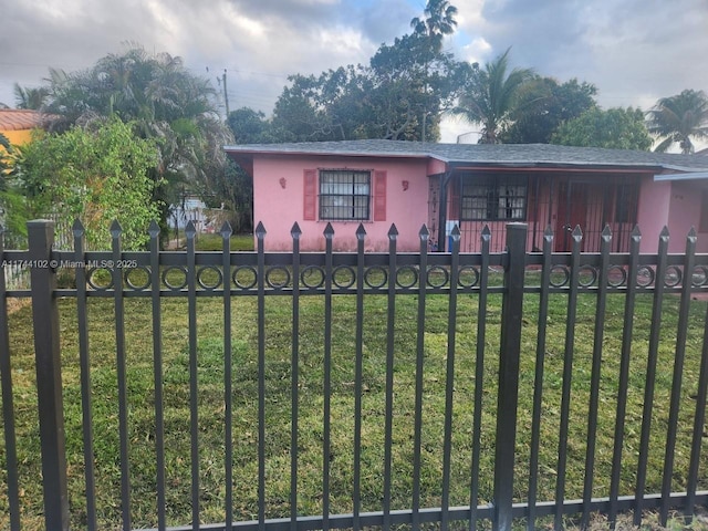 view of front of house with a front lawn