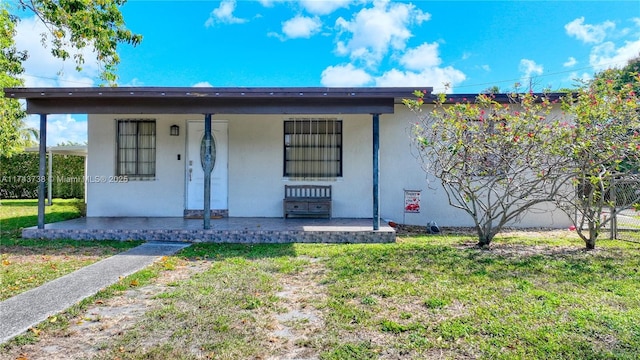 view of front of home featuring a front yard