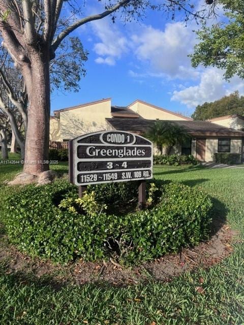 community / neighborhood sign featuring a yard