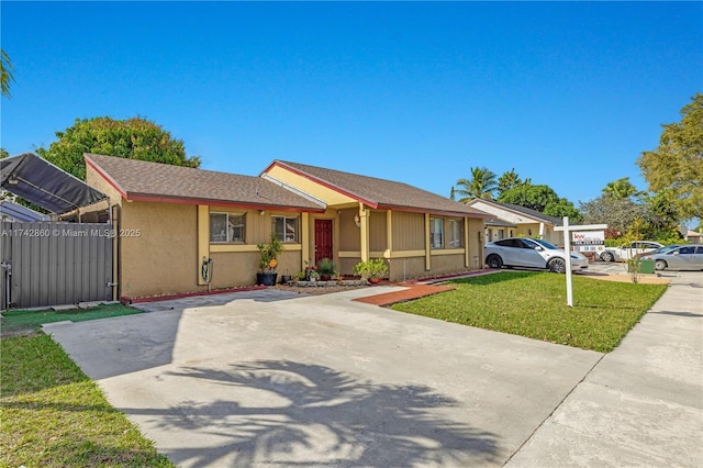 single story home featuring a front lawn