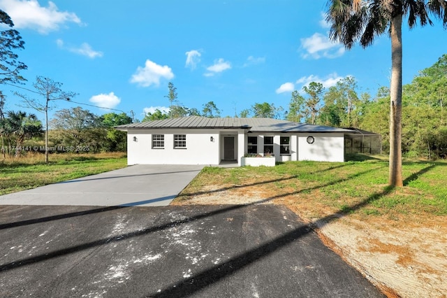 single story home with a front yard