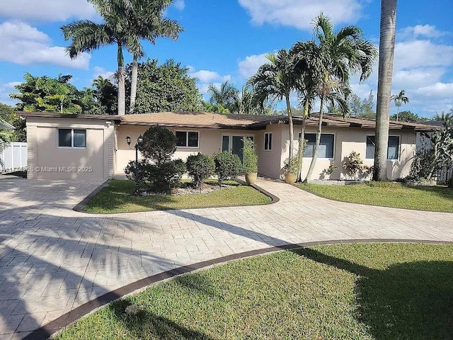 single story home with a front yard