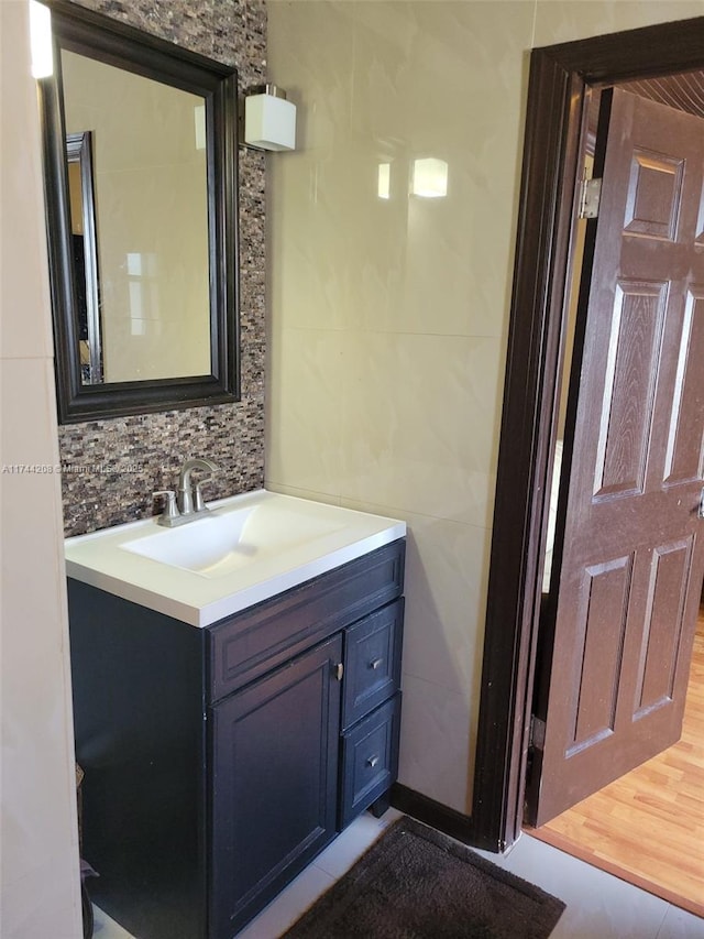 bathroom with tasteful backsplash and vanity