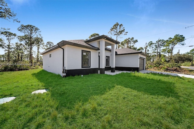 view of front facade featuring a garage and a front lawn