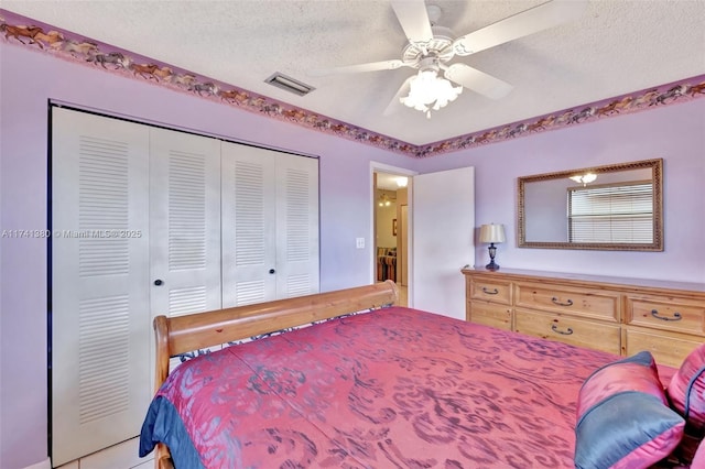 bedroom featuring ceiling fan, a closet, and a textured ceiling