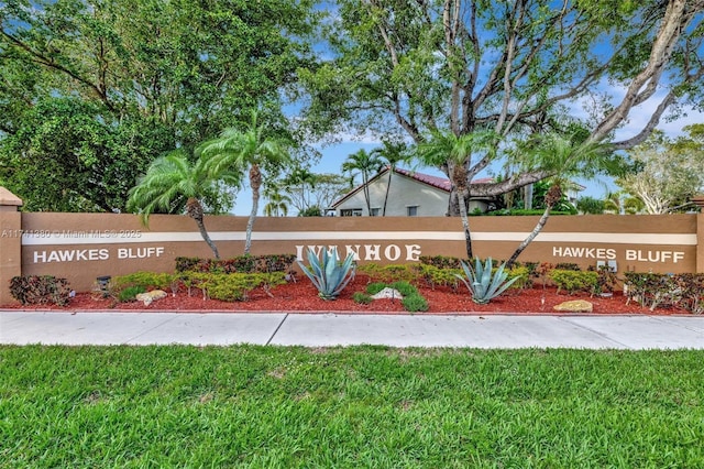 community sign with a yard