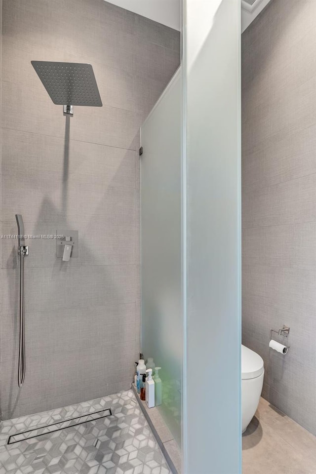 285 W Mashta Dr, Key Biscayne, FL 33149 - full bath with a tile shower and toilet