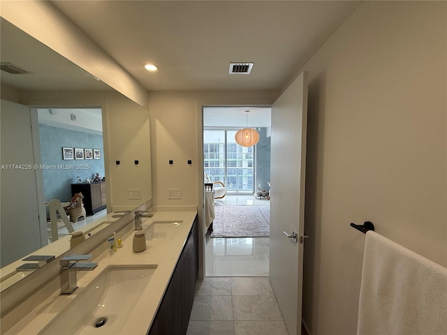 full bathroom featuring visible vents, a sink, and ensuite bathroom