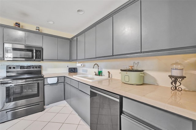 9007 Vineyard Lake Dr Unit 9007, Plantation, FL 33324 - kitchen featuring light tile patterned flooring, stainless steel appliances, sink, and gray cabinetry