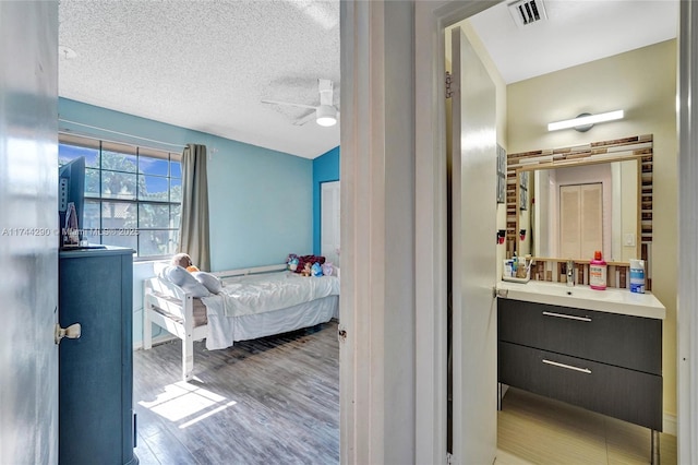 9007 Vineyard Lake Dr Unit 9007, Plantation, FL 33324 - bedroom with ceiling fan, a textured ceiling, and light wood-type flooring