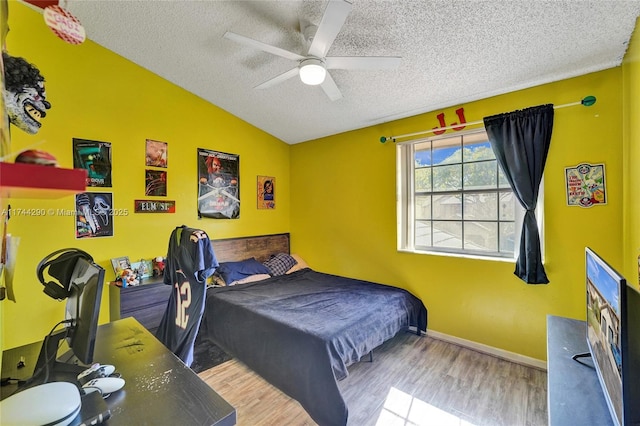 9007 Vineyard Lake Dr Unit 9007, Plantation, FL 33324 - bedroom featuring lofted ceiling, ceiling fan, a textured ceiling, and light wood-type flooring
