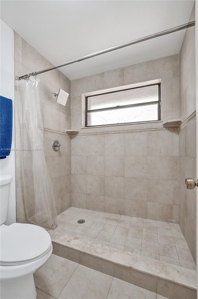 9007 Vineyard Lake Dr Unit 9007, Plantation, FL 33324 - bathroom with curtained shower, toilet, and a healthy amount of sunlight