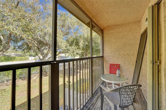 9007 Vineyard Lake Dr Unit 9007, Plantation, FL 33324 - sunroom featuring plenty of natural light and vaulted ceiling