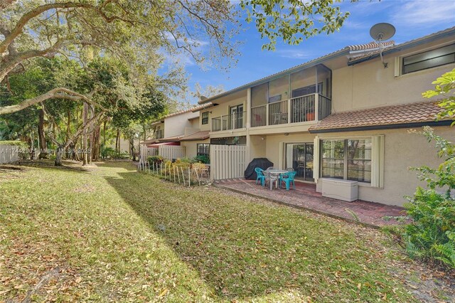 9007 Vineyard Lake Dr Unit 9007, Plantation, FL 33324 - back of house with a balcony and a lawn