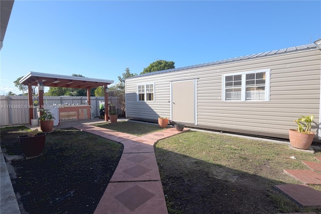 view of yard featuring an outdoor structure