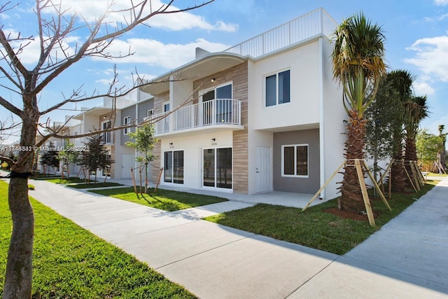 view of front facade featuring a front yard