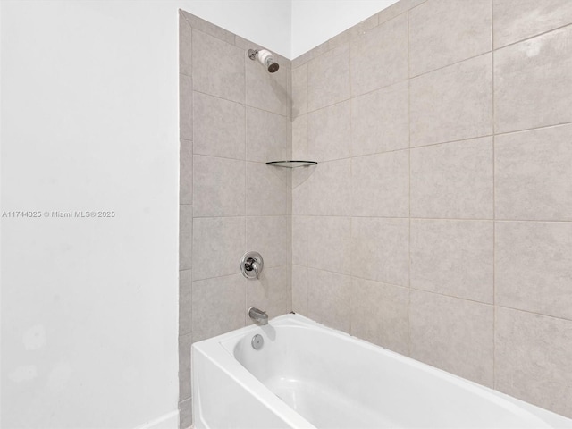 bathroom featuring tiled shower / bath combo