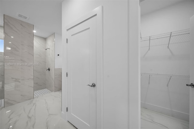 bathroom featuring tiled shower