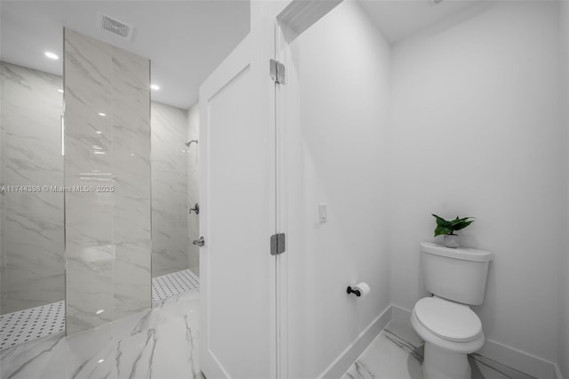 bathroom with toilet and a tile shower