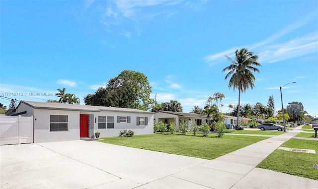 single story home featuring a front lawn