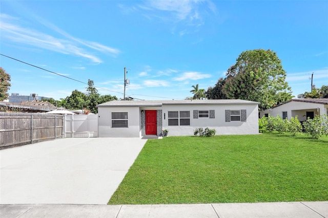 view of front of property featuring a front yard