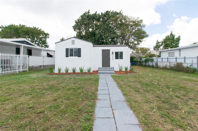 view of front of home featuring a front lawn