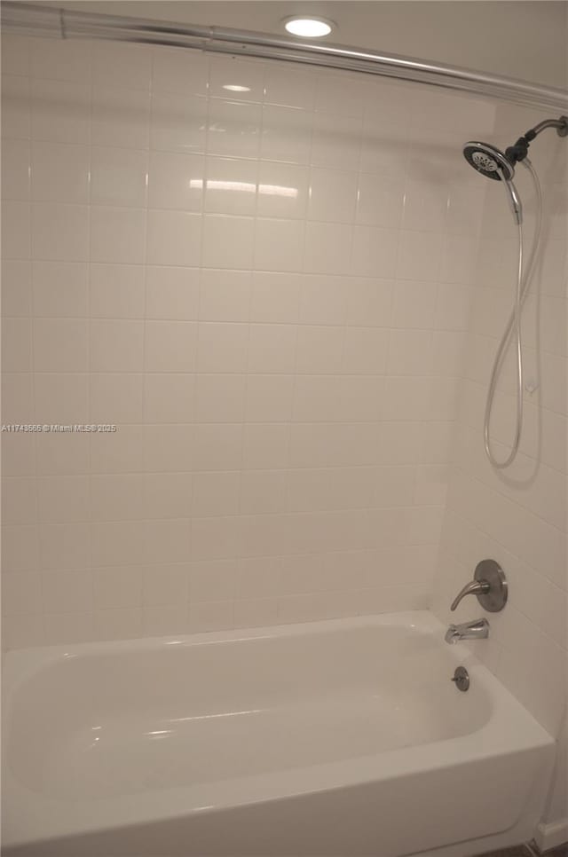 bathroom with tiled shower / bath