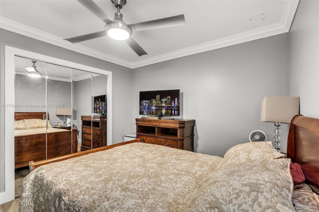 bedroom with ceiling fan, ornamental molding, and a closet