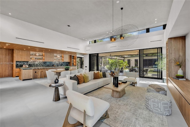 living room featuring sink and a high ceiling