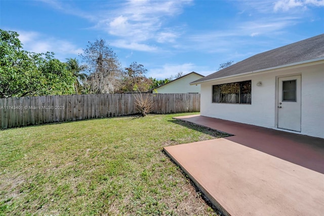 view of yard featuring a patio