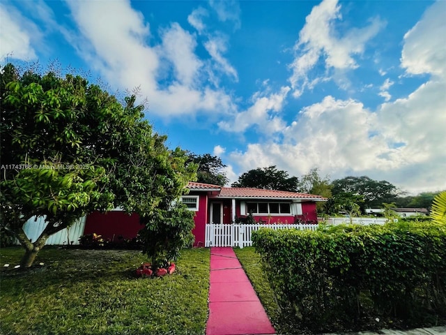 view of front of home featuring a front lawn