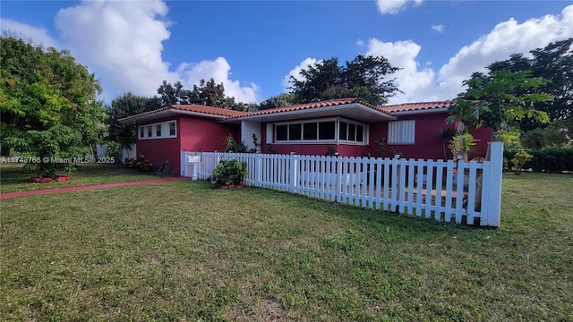 view of front of house featuring a front yard