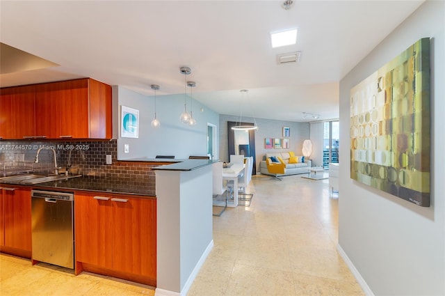 kitchen with sink, decorative light fixtures, stainless steel dishwasher, kitchen peninsula, and decorative backsplash