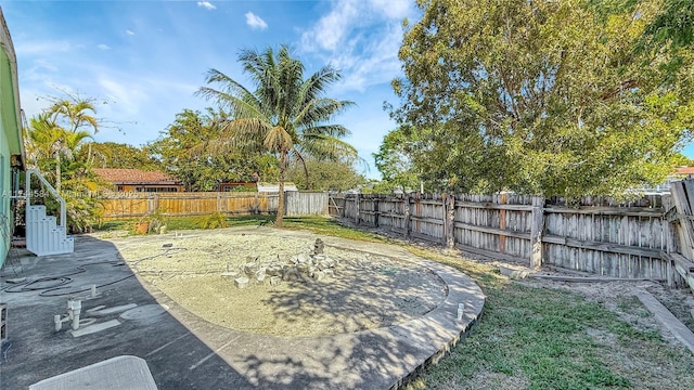 view of yard featuring a patio area