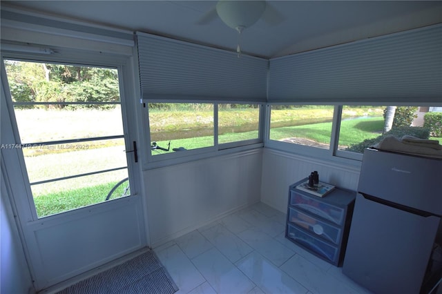 sunroom with ceiling fan