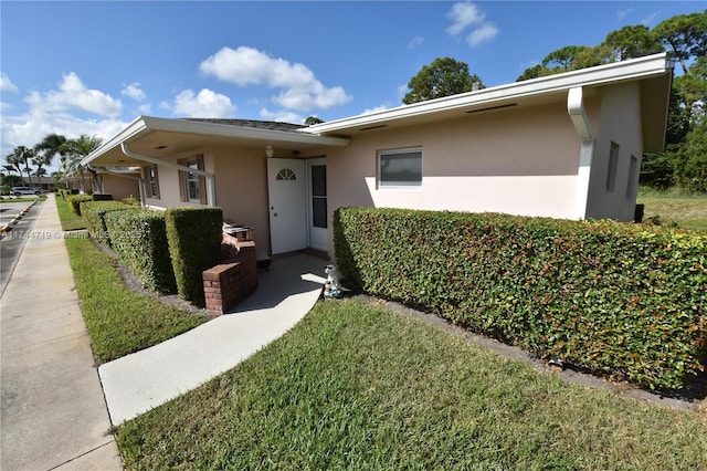 single story home featuring a front yard